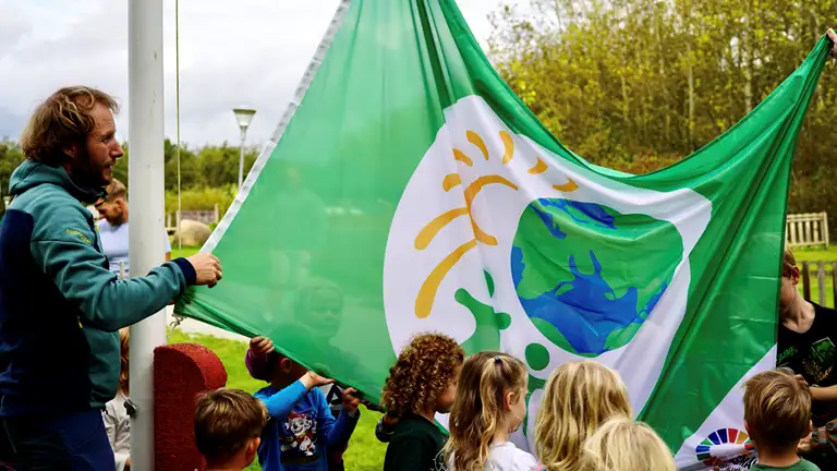 Det nye bæredygtigshedsflag bliver hejst.