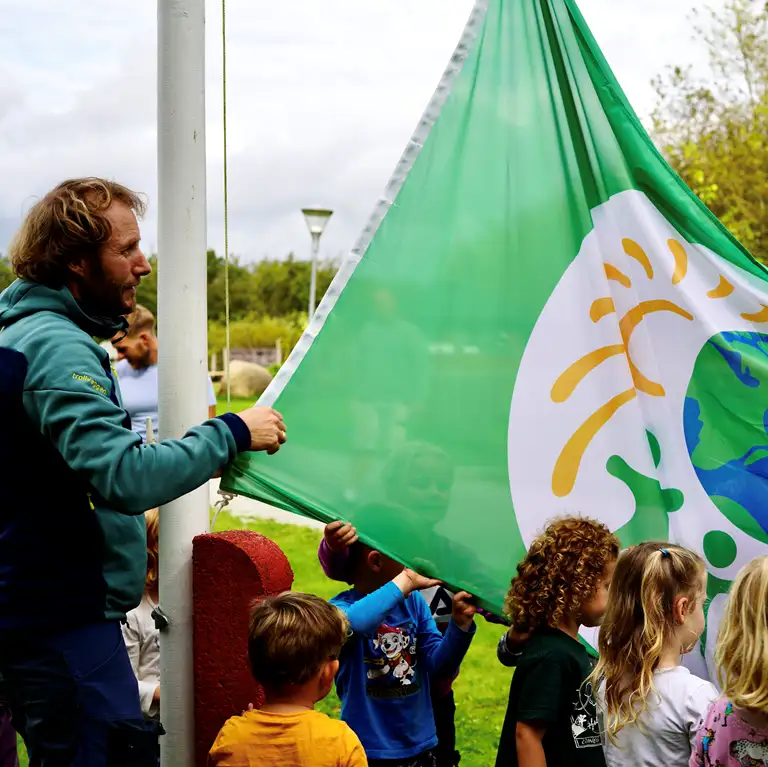 Det nye bæredygtigshedsflag bliver hejst.